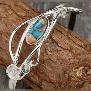 Vintage style floral cutout cuff bracelet with agate gemstone